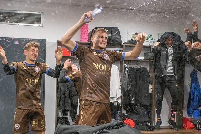 雷霆以他的 雷霆以他的